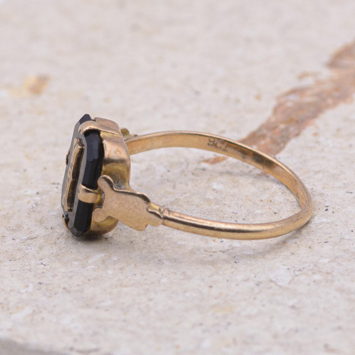 9ct Gold Black Onyx Initial Ring | UK Size M 1/2 | US Size 6.5 | Initialled "I"