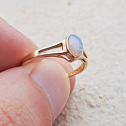 14ct Gold Vintage Opal Ring | UK Size K / US 5.25 |