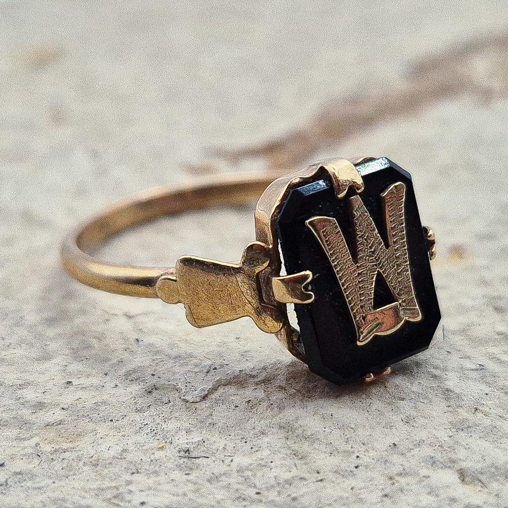 9ct Gold Black Onyx Initial Ring | UK Size M | US Size 6.25 | Initialled "w"